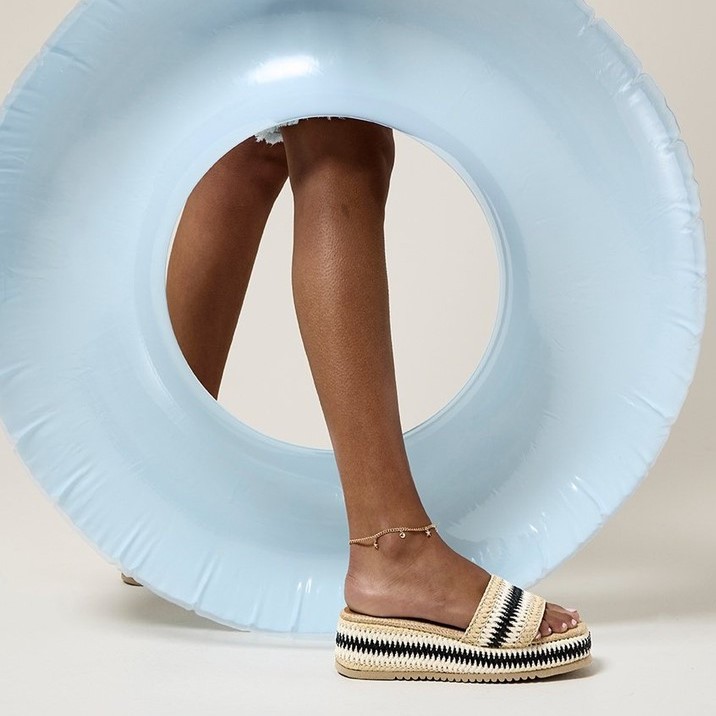 FAMOUS FOOTWEAR Famous Footwear sandal and beach ring